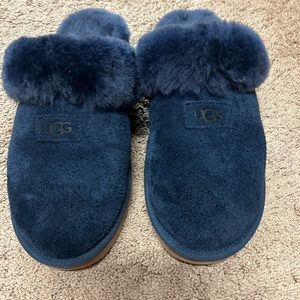 Womens Ugg Coquette slippers in navy. Size 9.